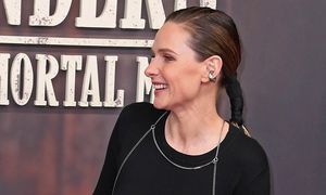 Zmysłowa czerń i wycięcia - nowa gwiazda hitu Netfliksa