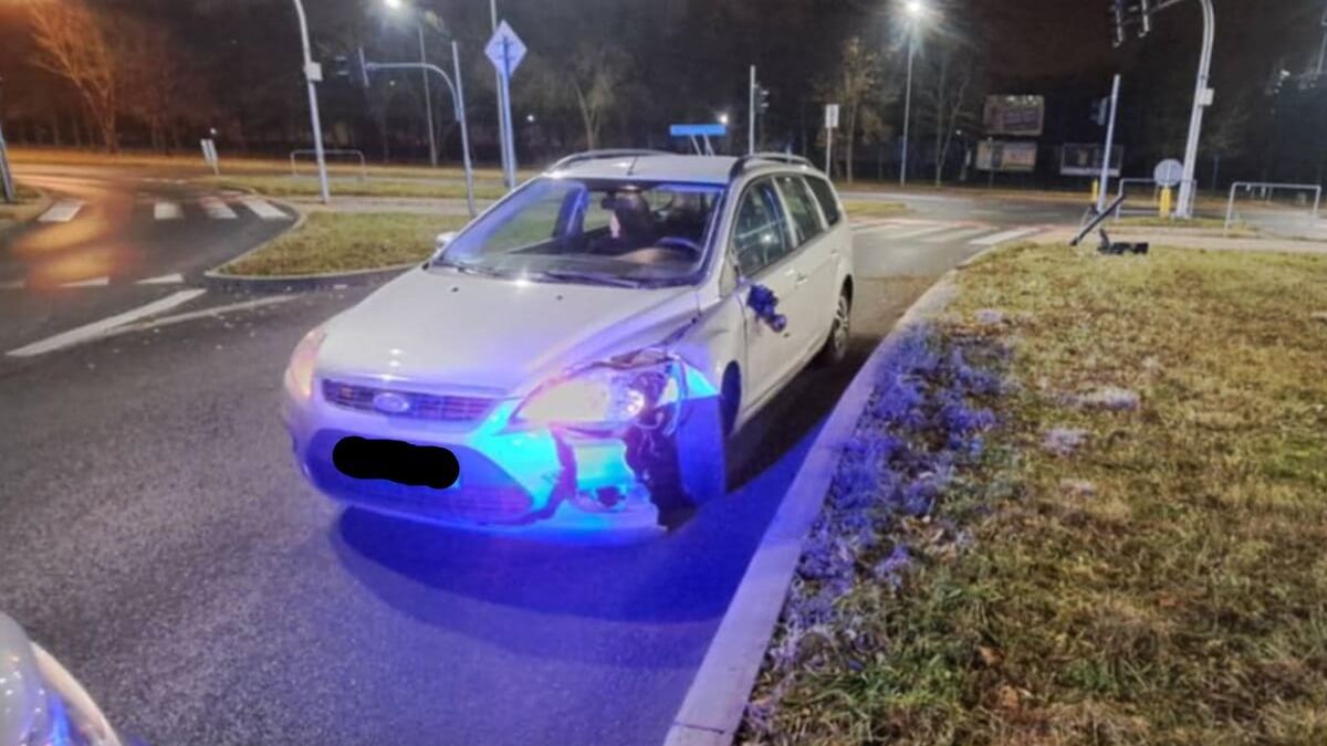 Kierowca forda skasował sygnalizator na ul. Józefa Elsnera