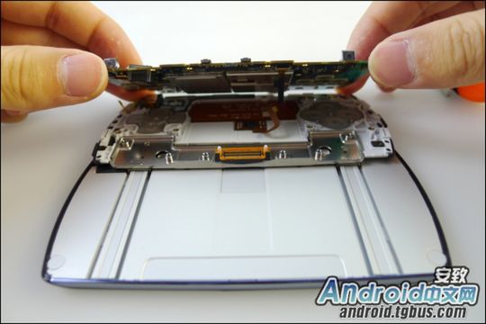 Sony Ericsson Xperia Play rozebrany na części pierwsze [galeria] 11