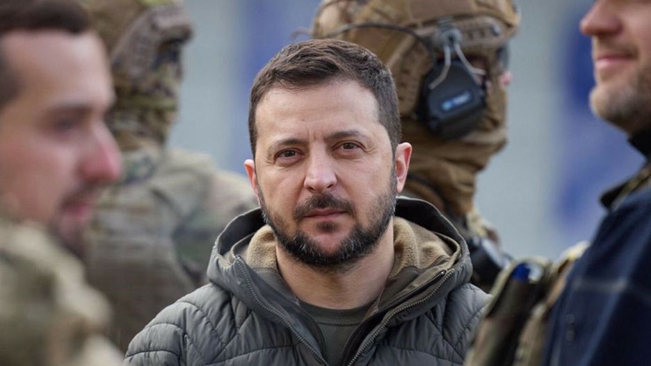 Ukraina - archThis handout photograph taken and released by Ukrainian Presidential press service on November 14, 2022, shows Ukrainian President Volodymyr Zelensky looking on during his visit to the newly liberated city of Kherson, following the retreat of Russian forces from the strategic hub. (Photo by Handout / UKRAINIAN PRESIDENTIAL PRESS SERVICE / AFP) / RESTRICTED TO EDITORIAL USE - MANDATORY CREDIT "AFP PHOTO / HO - UKRAINIAN PRESIDENTIAL PRESS SERVICE" - NO MARKETING NO ADVERTISING CAMPAIGNS - DISTRIBUTED AS A SERVICE TO CLIENTSHANDOUT