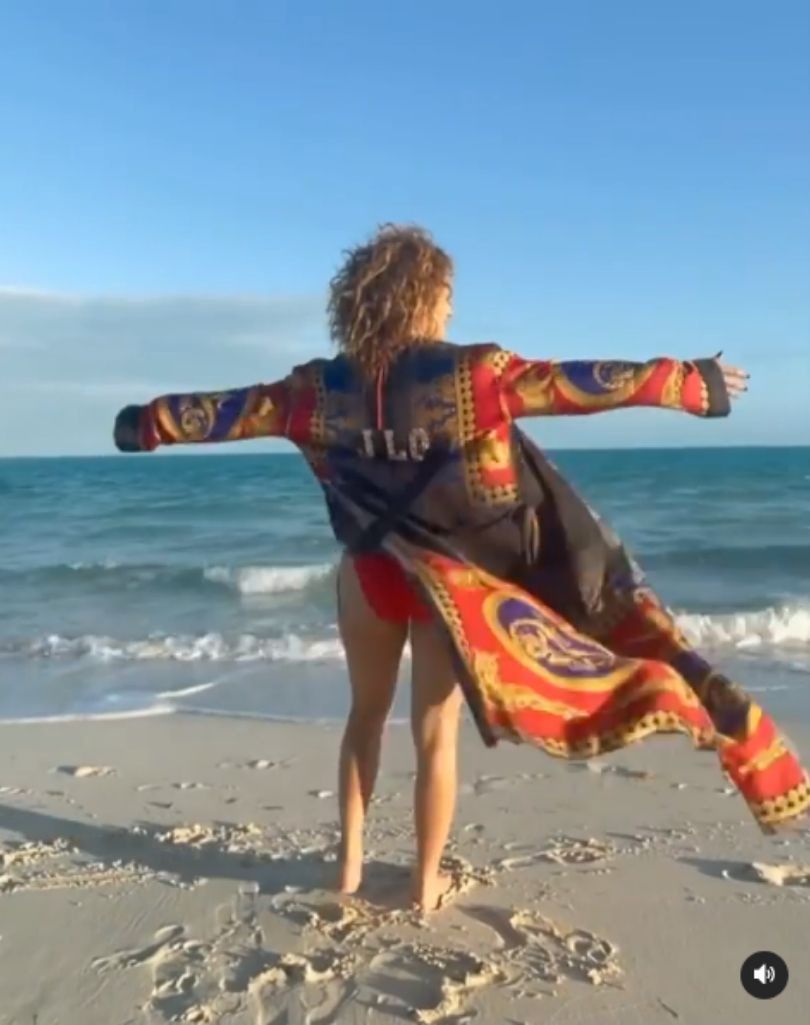 Jennifer Lopez oddaje się porannym rytuałom na plaży w bikini i szlafroku Versace