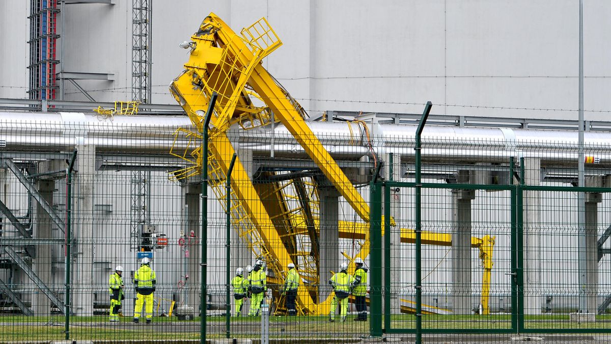 Suwnica uszkodziła rurociąg. W konsekwencji cała istalacja została zatrzymana awaryjnie.