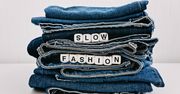 Ruch slow fashion — czy warto inwestować w klasyki?