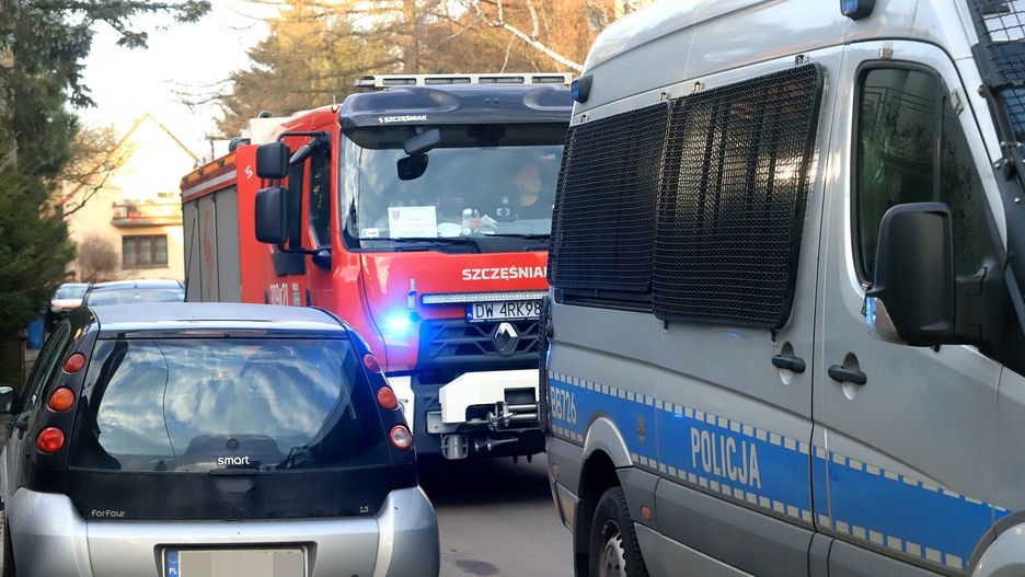 Wśród wszystkich badanych instytucji to służby mundurowe cieszą się największym, wręcz powszechnym uznaniem.
