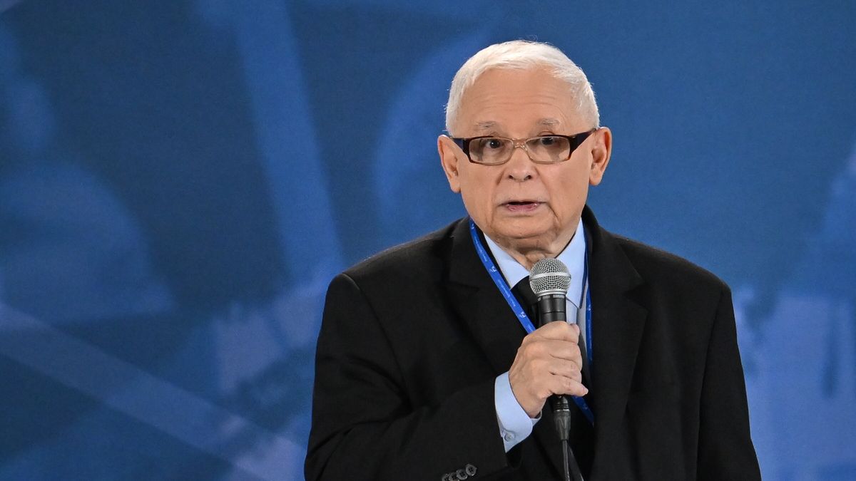 Przysucha, 12.10.2024. Prezes PiS Jarosław Kaczyński przemawia podczas kongresu Prawa i Sprawiedliwości w hali sportowej Zespołu Szkół nr 2 im. Ludwika Skowyry w Przysusze, 12 bm. (jm) PAP/Piotr Polak