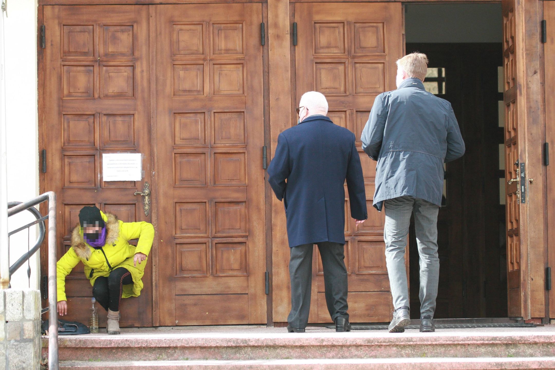 Przed wejściem do kościoła były prezydent zauważył proszącą o jałmużnę dziewczynkę. 