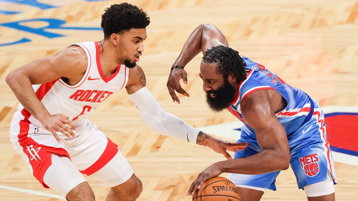 PAP/EPA / JUSTIN LANE / Na zdjęciu: James Harden (z prawej)