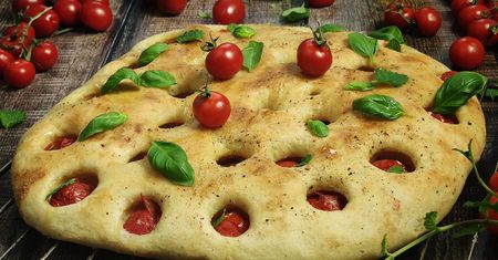 Focaccia z pomidorkami. Poczuj się jak na wakacjach we Włoszech