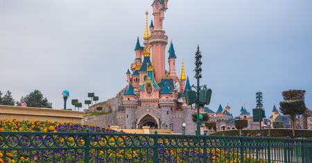 Disneyland zatrudnia. Dają prawie 8 tys. zł i zakwaterowanie