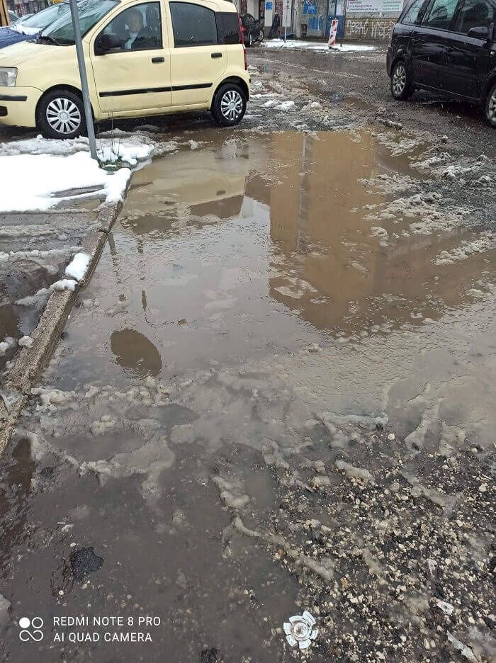 Błoto i kałuże na tymczasowym przejściu w rejonie budowy dworca metropolitalnego