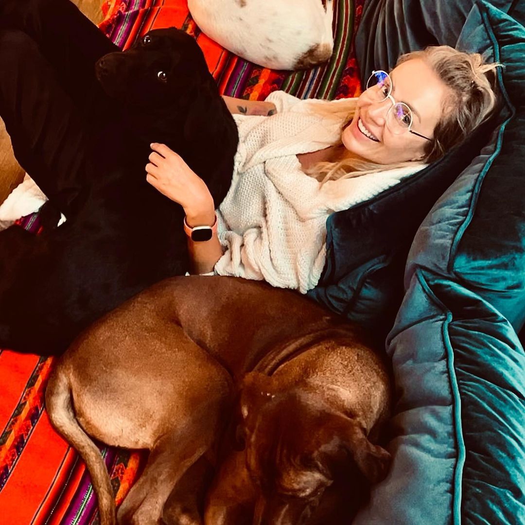 Agnieszka Woźniak-Starak w złotych okularach korekcyjnych