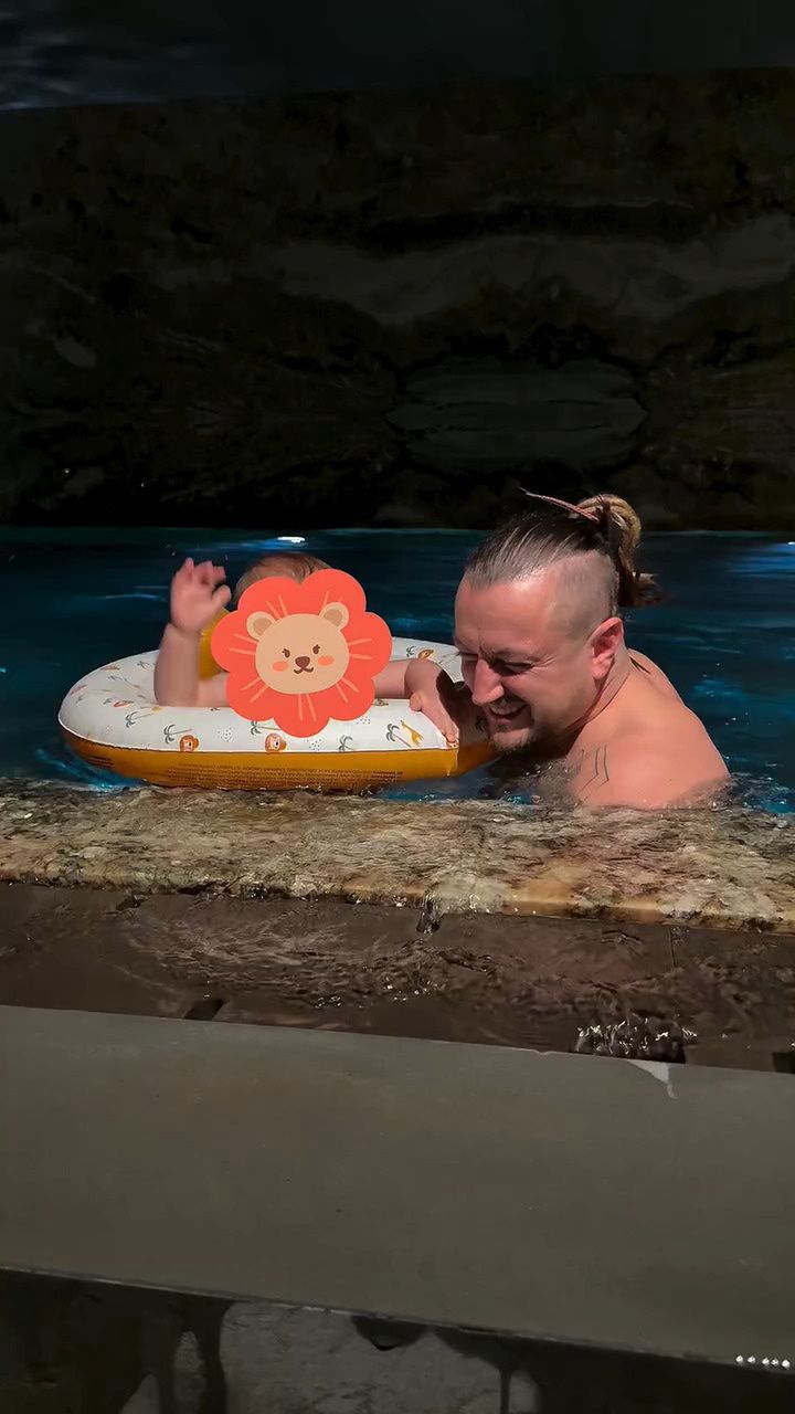 Baron spędził czas z synem, zabierając go na basen