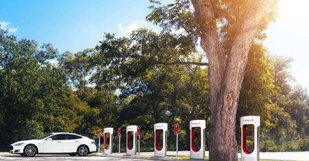 Na stacjach Orlen naładujesz elektryczne auto. To efekt współpracy z Teslą