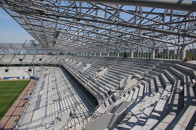 Konstrukcja trybun stadionu jest gotowa. Czeka na montaż trójkolorowych krzesełek