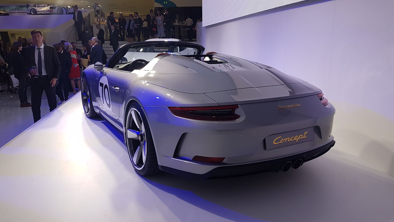 Porsche 911 Speedster Concept z tyłu. Pokrywa wykonana jest z włókna węglowego