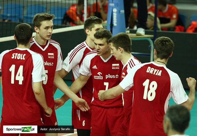 Młodzi Polacy czują się razem coraz pewniej