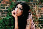 Amy Winehouse ucieka i rzuca strzykawkami