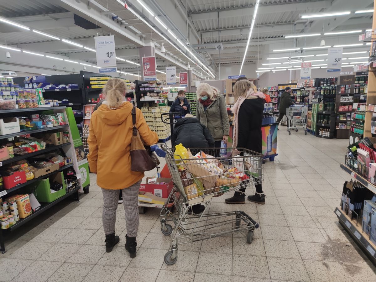 Czesi szturmują polskie sklepy i stacje benzynowe. Przyciąga ich tarcza antyinflacyjna  Zdjęcie ilustracyjne 