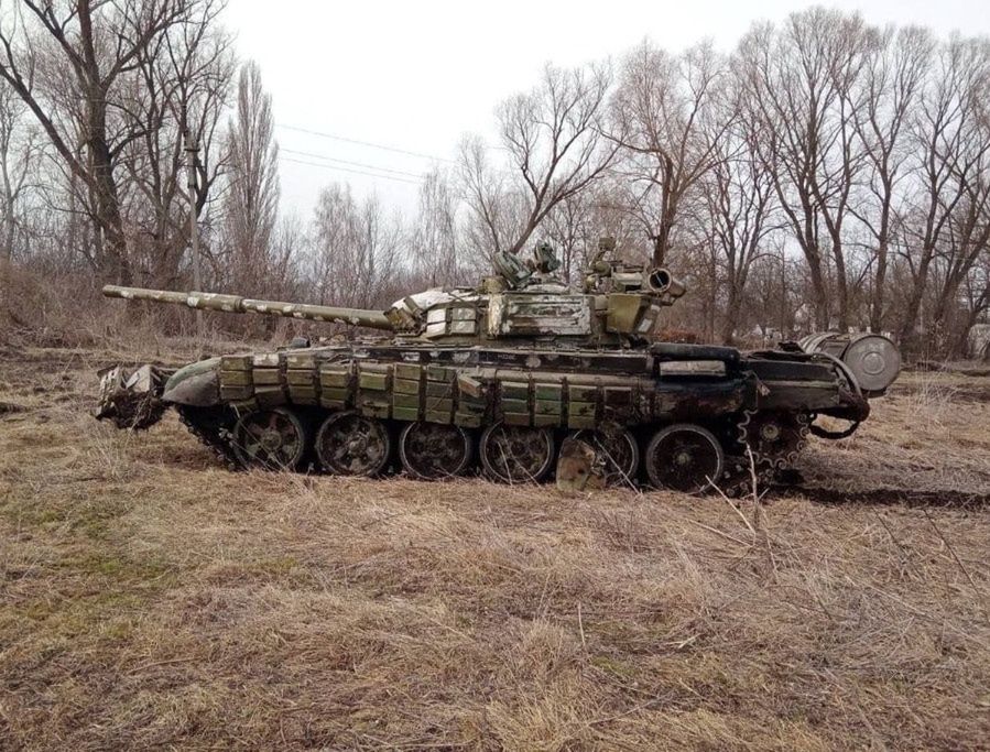 Na zdjęciu rosyjski czołg pozostawiony w Ukrainie 