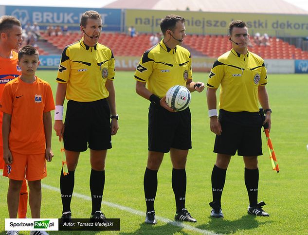 Sebastian Tarnowski (w środku) nie potrafił zapanować nad boiskowymi wydarzeniami w meczu Olimpia-Chojniczanka i napomniał kartkami aż dziewięciu piłkarzy drużyny gości