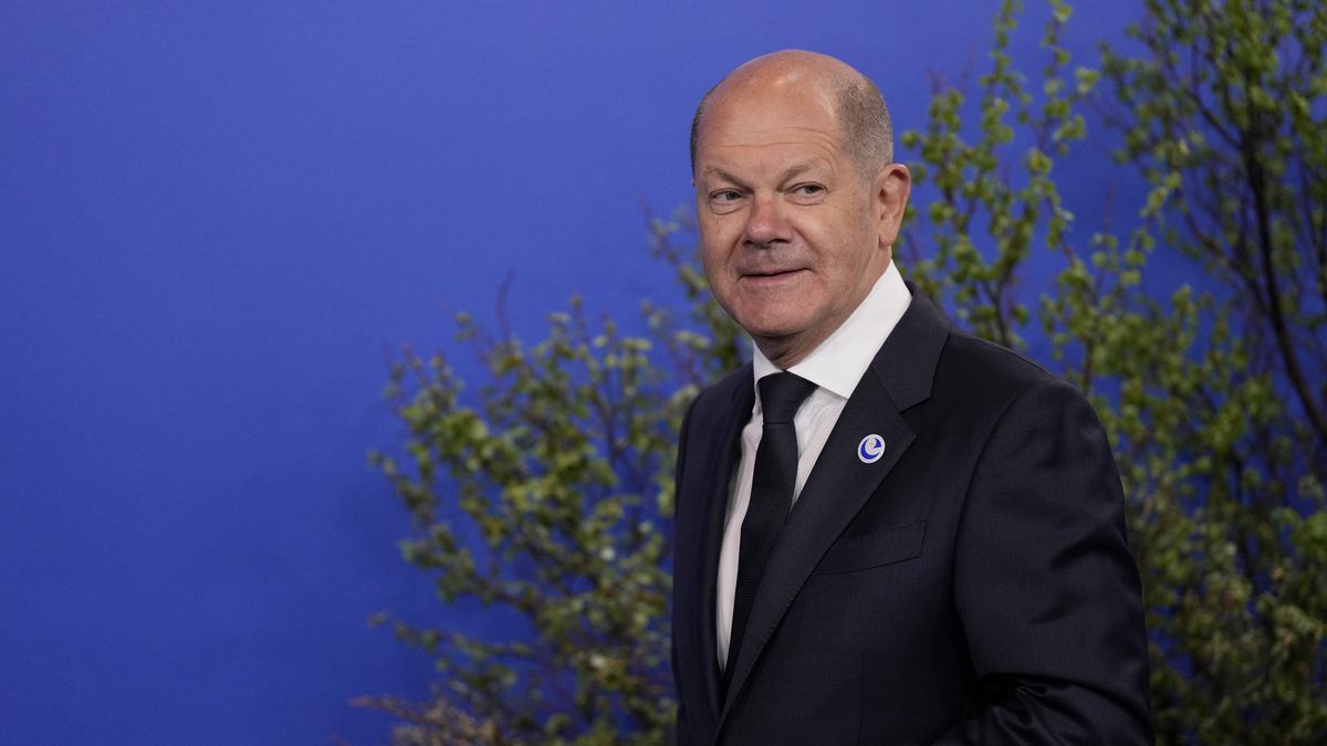 REYKJAVIK, ICELAND - MAY 16: Germany's Chancellor Olaf Scholz arrives for the Council of Europe summit on May 16, 2023 in Reykjavik, Iceland. Leaders from across the continent are laser-focused on holding Russia to account for its invasion of Ukraine and were poised to approve a system during their Council of Europe summit that would precisely establish the damages Moscow would have to pay to rebuild the nation. (Photo by Alastair Grant - WPA Pool/Getty Images)