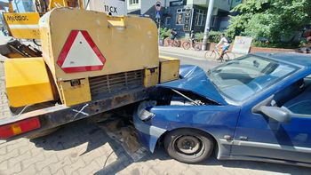Wypadek w centrum Wrocławia. Samochód osobowy wjechał w koparkę