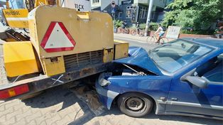 Wypadek w centrum Wrocławia. Samochód osobowy wjechał w koparkę