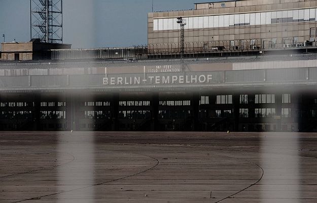 Legendarne lotnisko Tempelhof w Berlinie w nowej roli. Schronienie dla uchodźców z Syrii