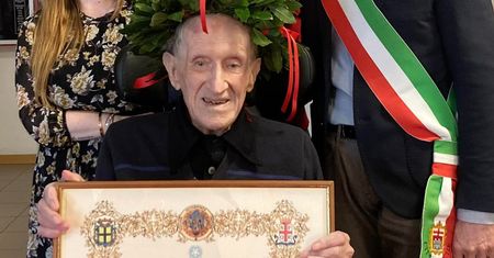 Ma 102 lata. Właśnie odebrał dyplom ukończenia studiów