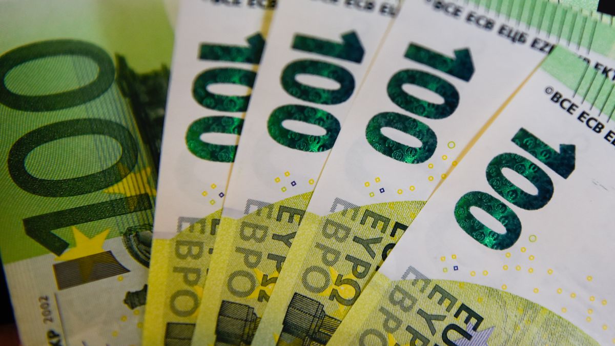 POLAND - 2019/10/29: In this photo illustration 100 Euros banknotes seen displayed. (Photo Illustration by Omar Marques/SOPA Images/LightRocket via Getty Images)
