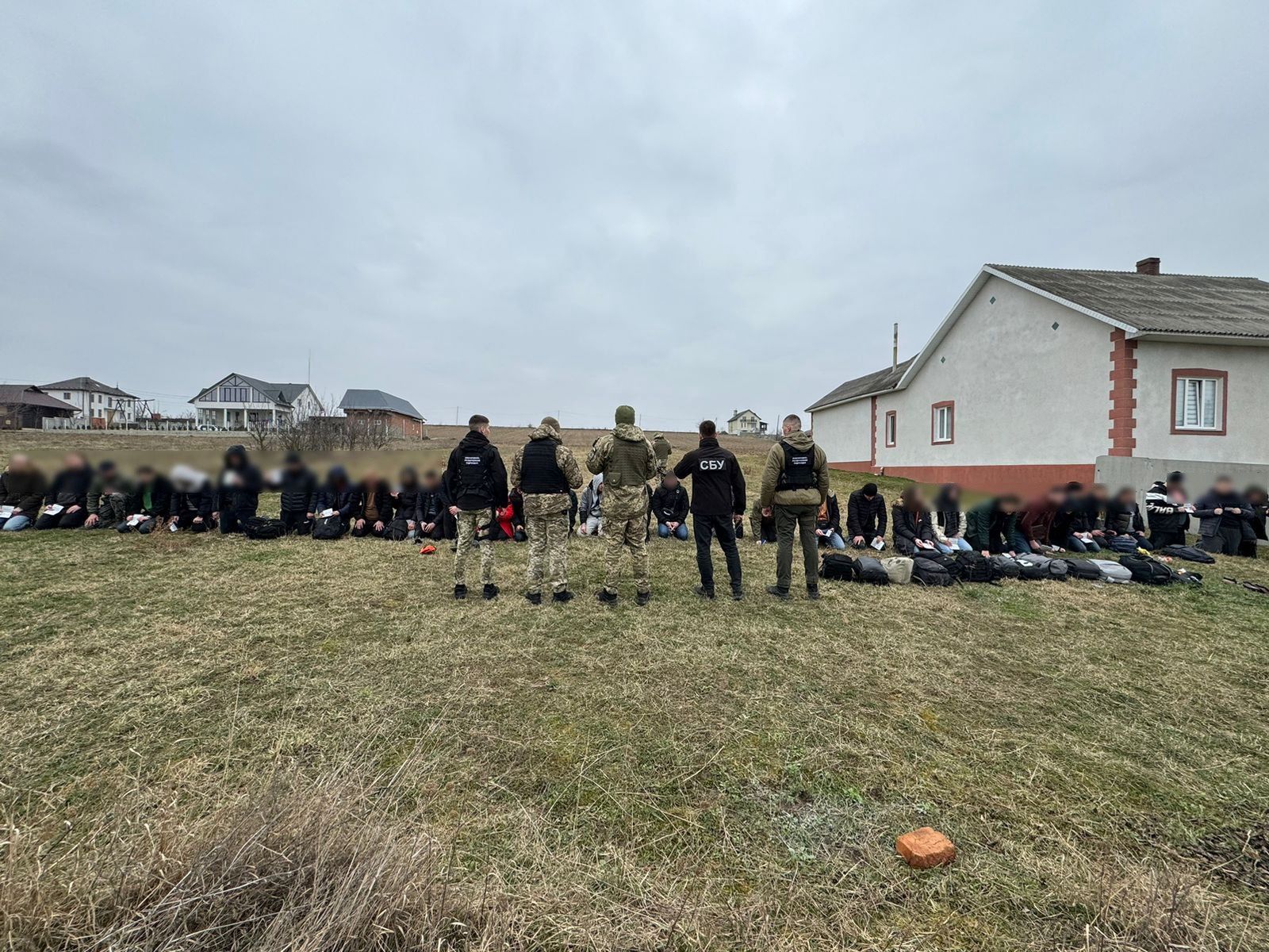 W obwodzie czerniowieckim w pobliżu granicy z Rumunią zatrzymano minibus z 34 sprawcami naruszenia przepisów