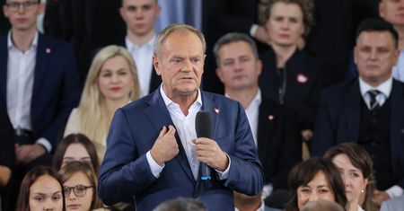 Pomysł Tuska na językach. "Sięga po jeszcze twardsze rozwiązania"
