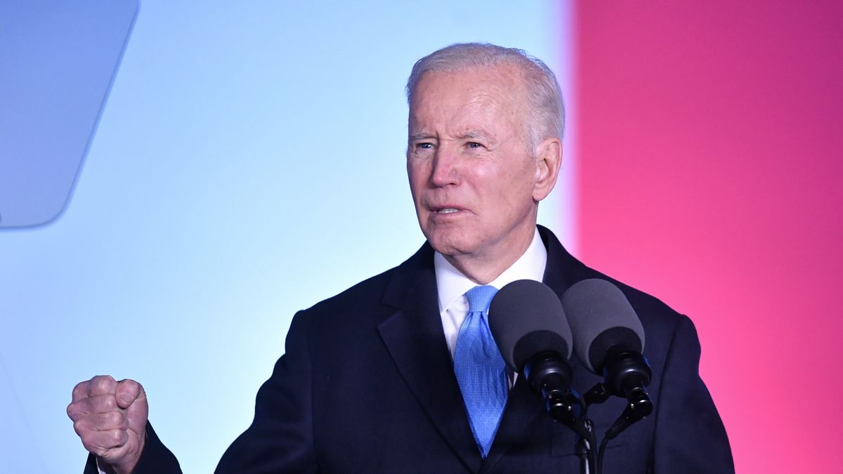 Warszawa, 26.03.2022. Wizyta prezydenta USA Joe Bidena. Prezydent USA Joe Biden przemawiał na Placu Zamkowym w Warszawie, 26 bm. Prezydent Joe Biden jest z dwudniową wizytą w Polsce. (aldg) PAP/Radek Pietruszka ***Okres prawa użycia zdjęcia przedłużony do 11 stycznia 2023 r. dla wszystkich odbiorców CSF PAP***