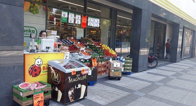 Biedronka spodziewa się wzmożonego ruchu nad morzem, wydłuża godziny pracy nadmorskich sklepów