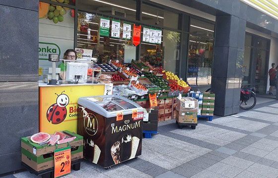 Biedronka spodziewa się wzmożonego ruchu nad morzem, wydłuża godziny pracy nadmorskich sklepów