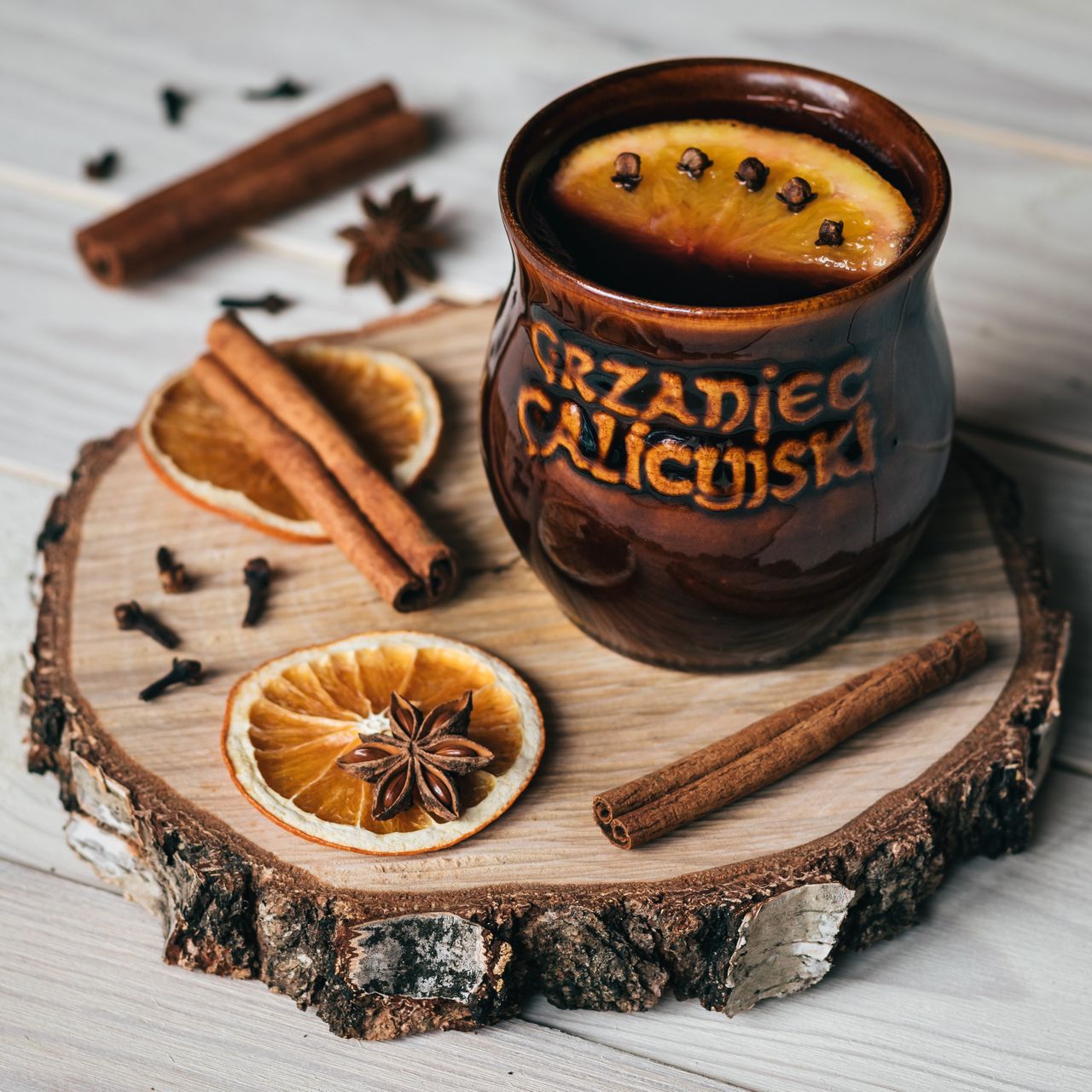 Rozgrzewa i poprawia nastrój. Jak przygotować domowego grzańca?