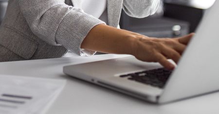 Jesteś pracownicą korporacji? Koniecznie wypełnij tę anonimową ankietę