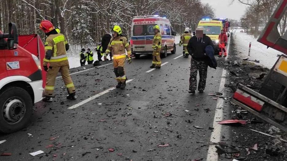 Samochód osobowy czołowo zderzył się z ciężarówką