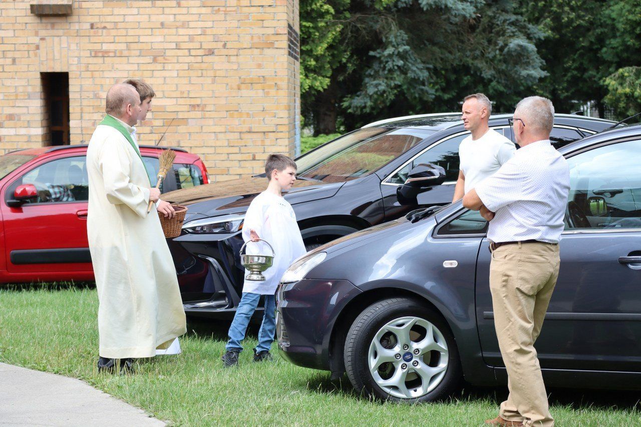 W parafii św. Antoniego Padewskiego w Lesznie święcono dziś, tj. 27 lipca samochody