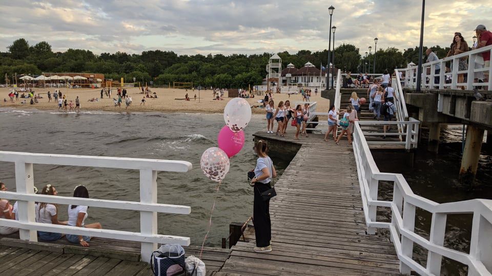 Kolejka do zrobienia zdjęć na molo w Brzeźnie