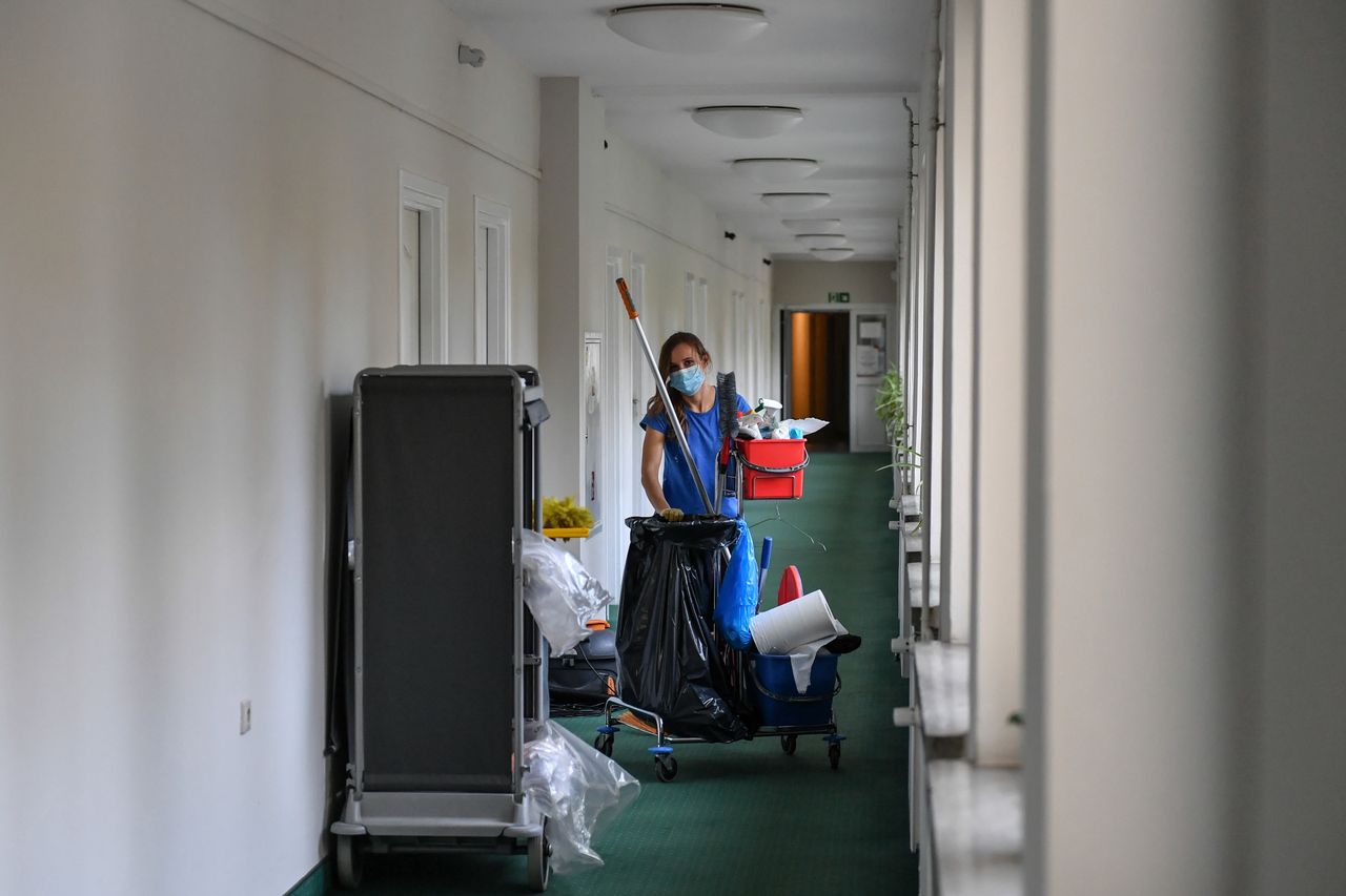 Koronawirus. Pokaz handlowy garnków w COVID-owym izolatorium? Hotel wciąż musi zarabiać