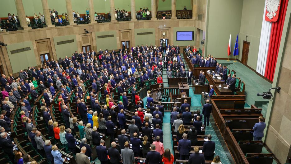Warszawa, 26.04.2024. Posłowie na sali obrad Sejmu w Warszawie, 26 bm. Posłowie przyjęli uchwałę w sprawie uczczenia 100. rocznicy wprowadzenia polskiego złotego. (jm) PAP/Rafał Guz