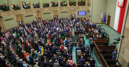 "Cyrk". Pierwsze komentarze po głosowaniu Sejmu, nie wszyscy zadowoleni