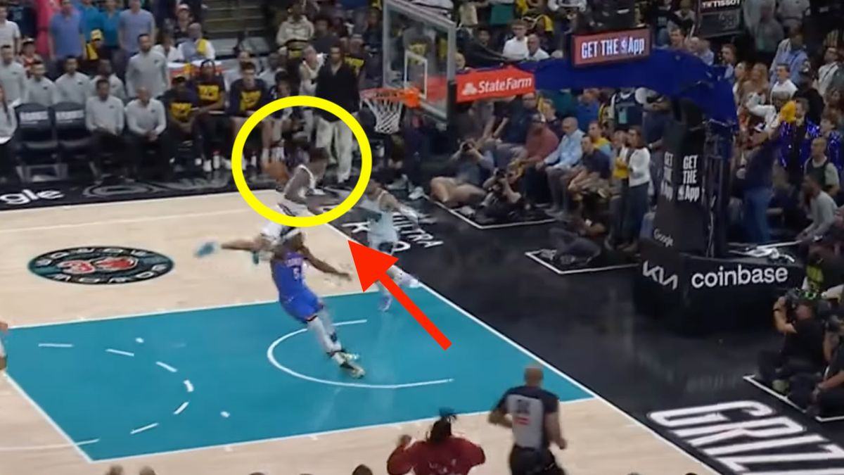 YouTube / YouTube NBA / Ja Morant upadający na parkiet