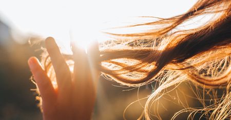 Fryzury na lato. Najmodniejsze cięcia i kolory na wakacje