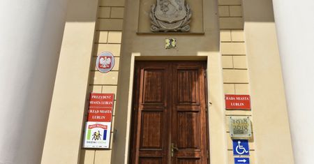 Prokuratura zawiesiła dyrektora w ratuszu. Mimo to pracuje w komisji