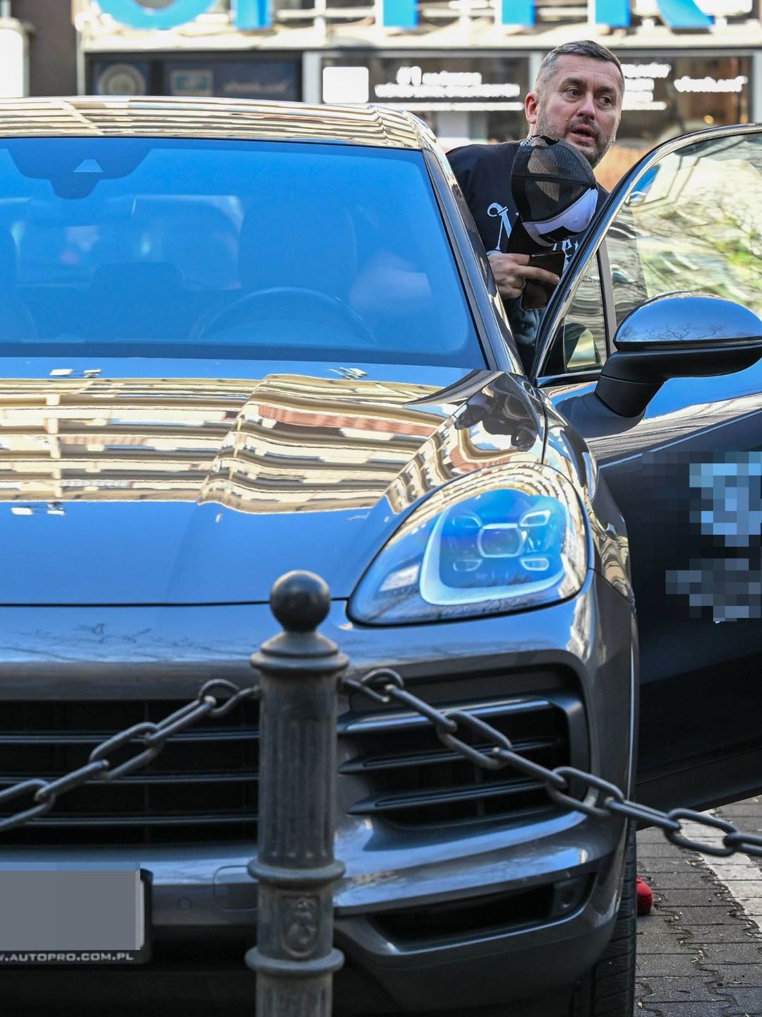 Norbi wozi się Porshe