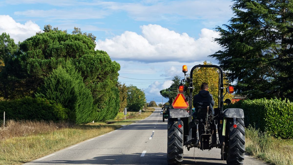 Kierowca ciągnika może dostać mandat za jazdę po drodze 
