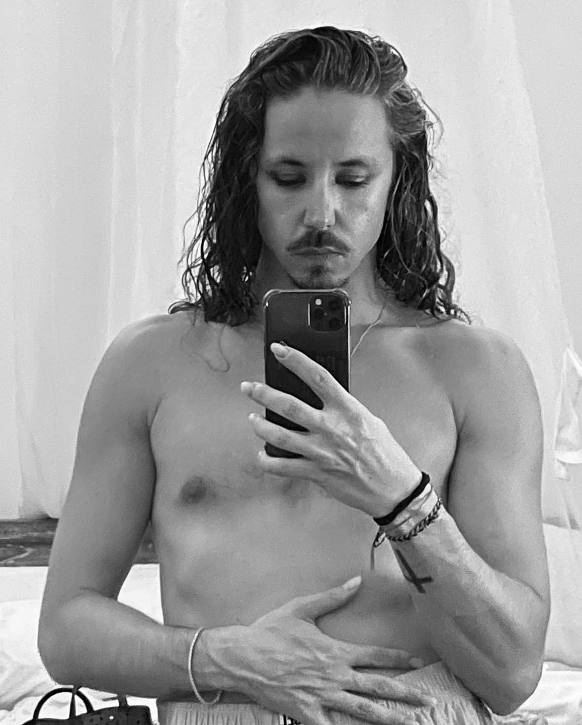 Michał Szpak odsłania klatę na kolejnych wakacjach