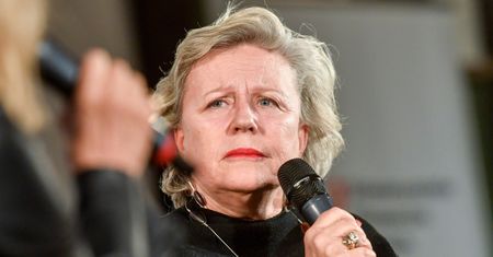 Krystyna Janda JEST ZASTRASZANA. Pokazała druzgocącą wiadomość. "Zasypiemy ją pod płotem..."